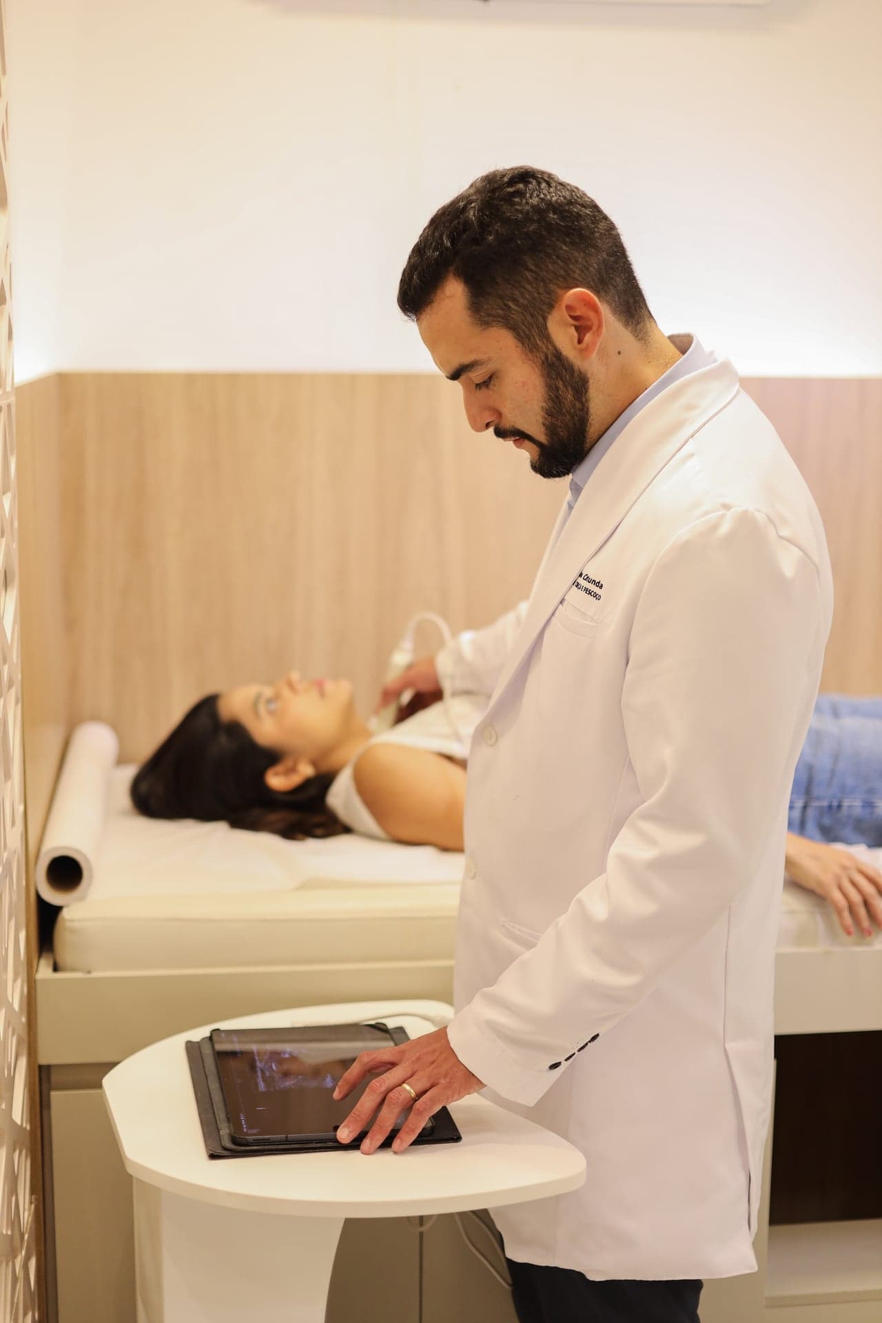 Dr. Jônatas realizando ultrassom de tireoide e do pescoço durante a consulta
