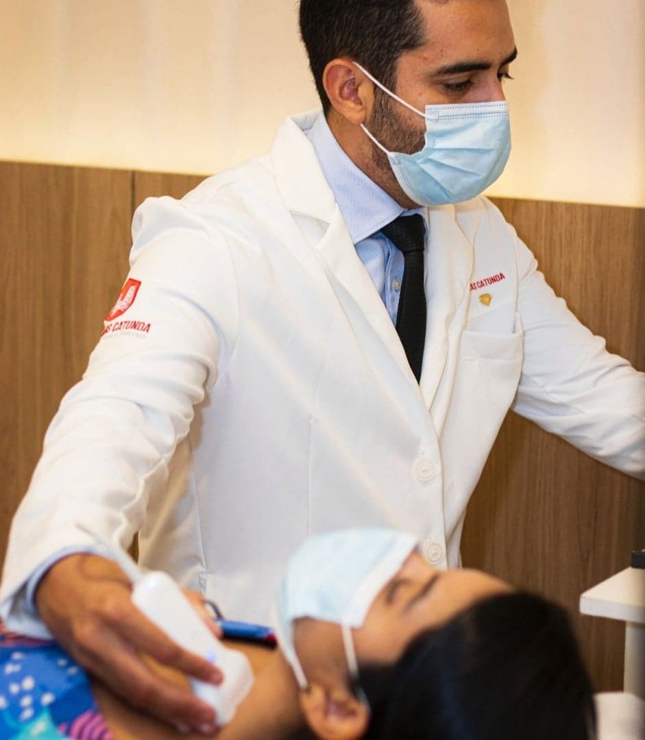 Dr. Jônatas realizando exame de ultrassom